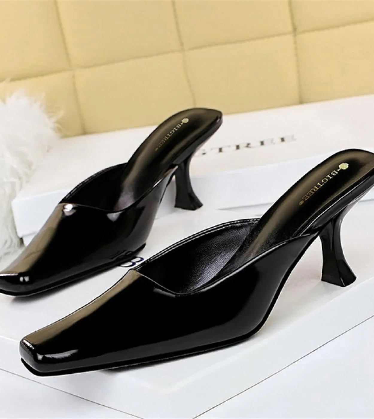 2023 Donna Estate 7cm Tacchi alti Pantofole Lady Tacchi bassi Scivoli in pelle lucida Locale notturno Slipony Punta quadrata ver