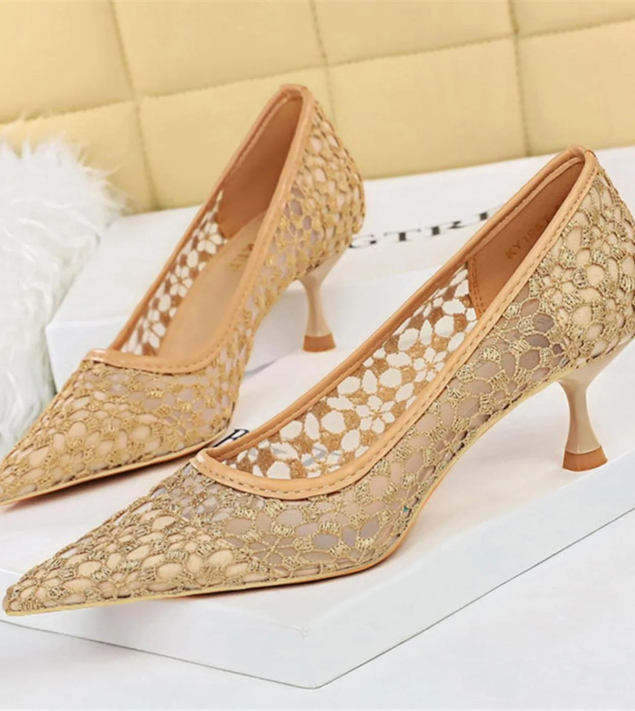 2023 Donna Tacchi medi 5,5 cm Sandali Tacchi alti Décolleté da ufficio Mesh Hollow Tacchi bassi Matrimonio Pizzo Mamma Prom Part