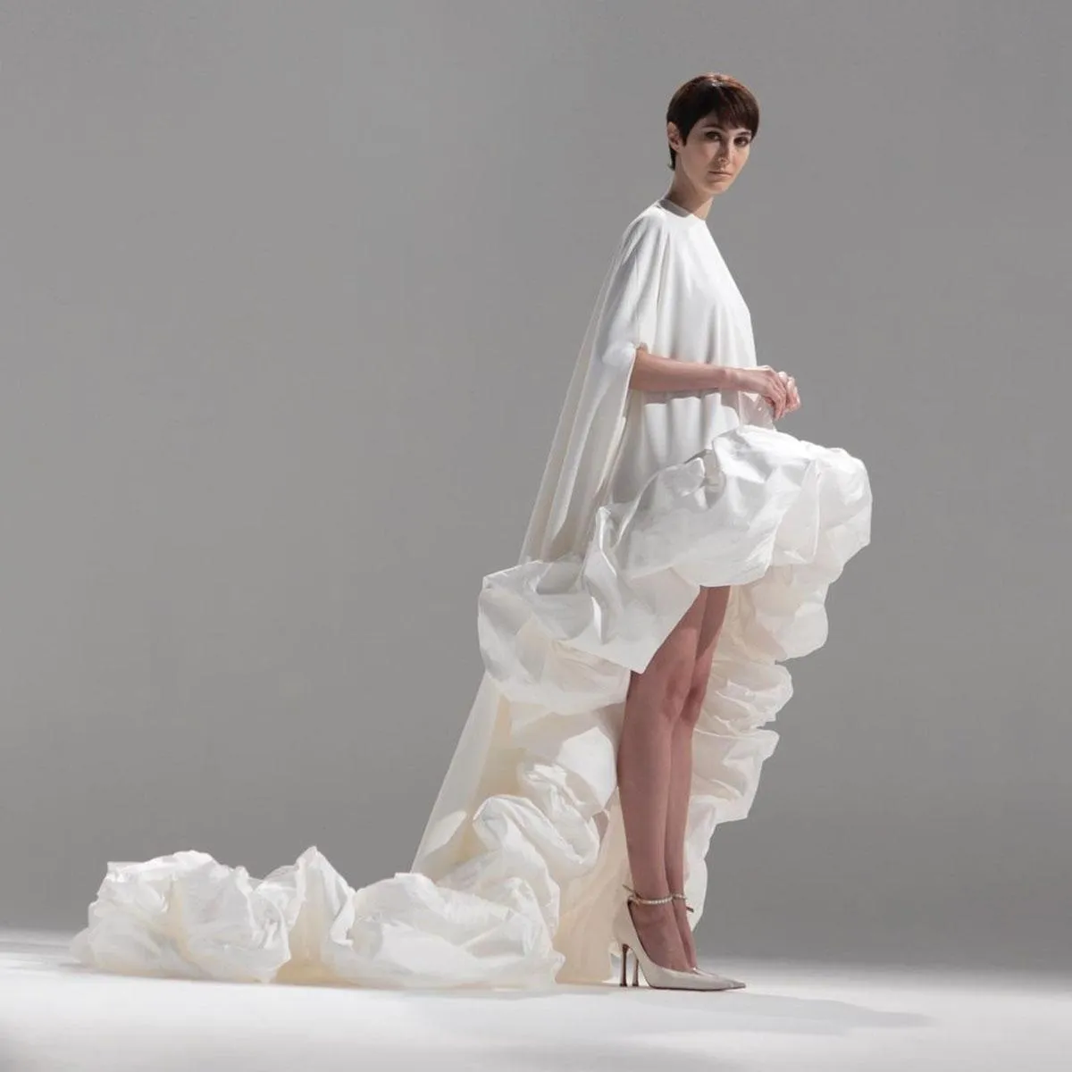 2024 Couture Abiti da sera alti e bassi bianchi Arabo Dubai Fondo gonfio Chic Abito da cerimonia formale Abito da celebrità del