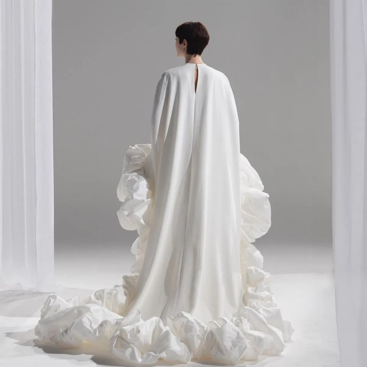 2024 Couture Abiti da sera alti e bassi bianchi Arabo Dubai Fondo gonfio Chic Abito da cerimonia formale Abito da celebrità del