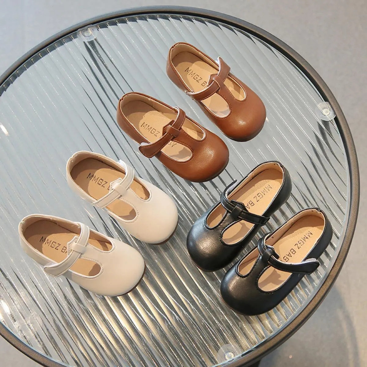 2024 Nuove scarpe da scuola per ragazze Nero Marrone Beige Scarpe da bambina in pelle T Strape Tacchi bassi per bambini Scarpe c