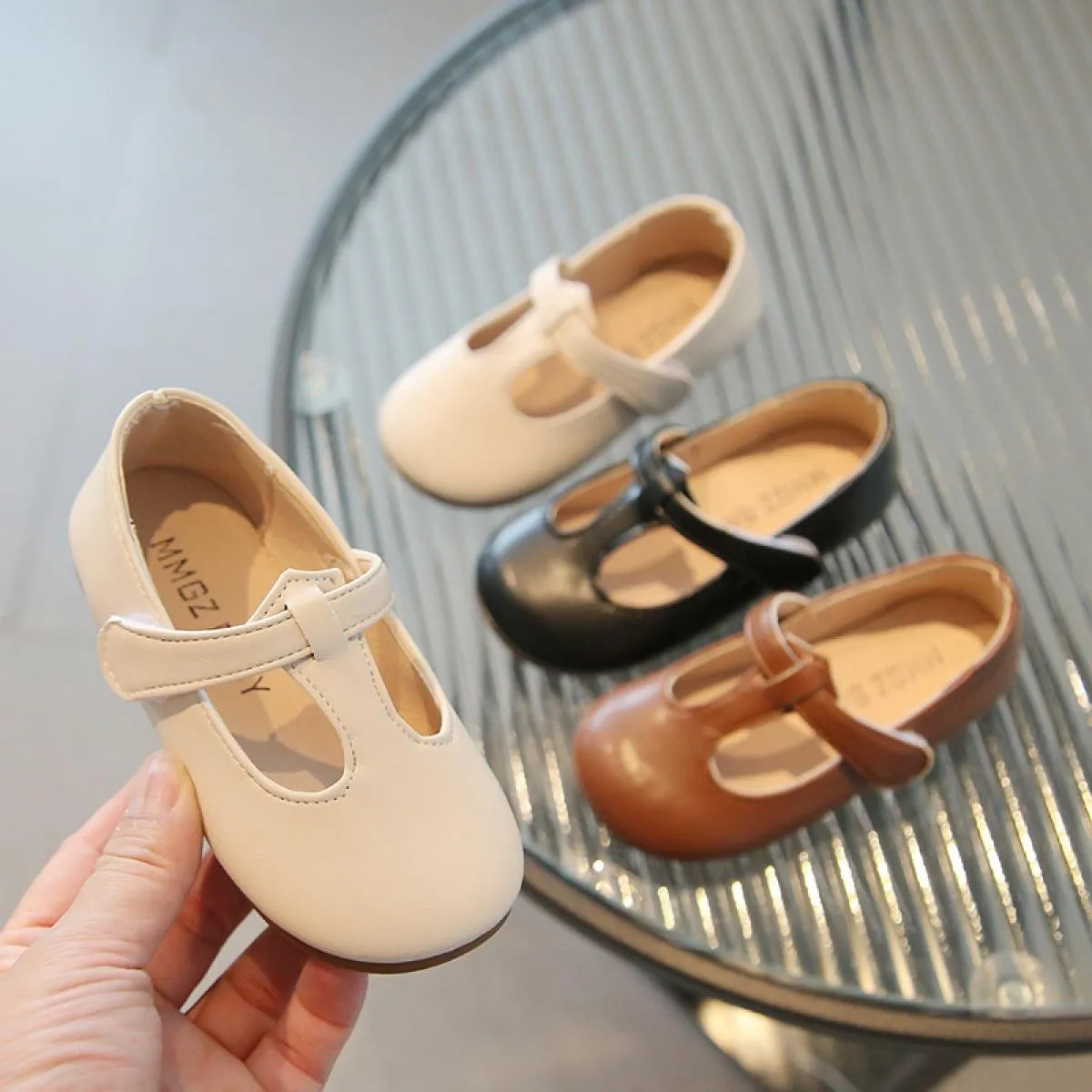 2024 Nuove scarpe da scuola per ragazze Nero Marrone Beige Scarpe da bambina in pelle T Strape Tacchi bassi per bambini Scarpe c