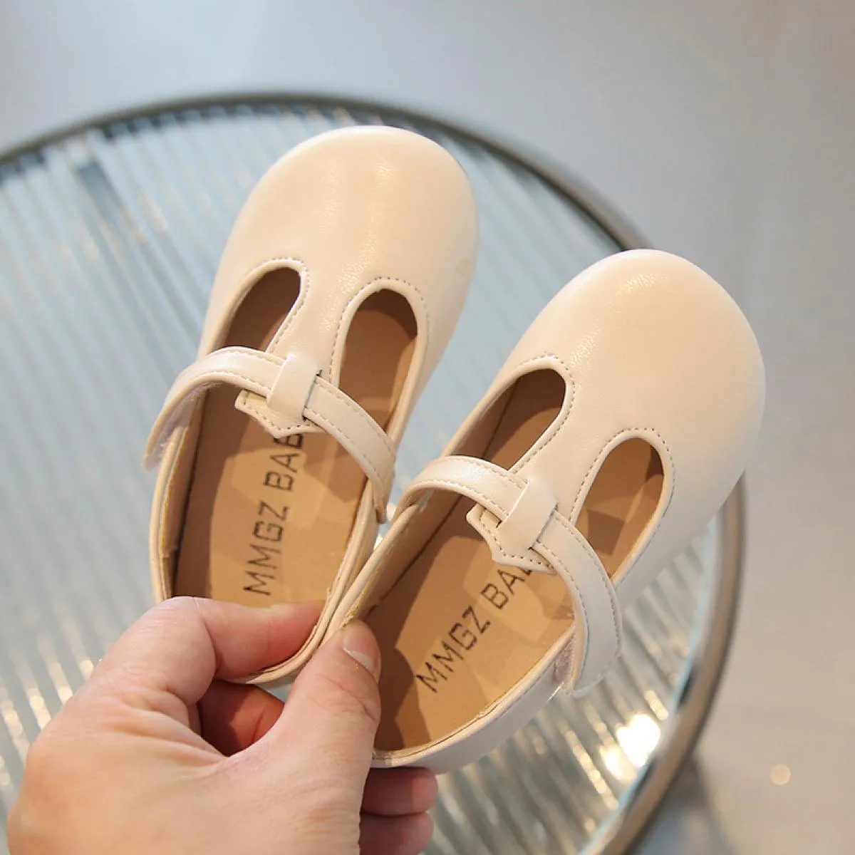 2024 Nuove scarpe da scuola per ragazze Nero Marrone Beige Scarpe da bambina in pelle T Strape Tacchi bassi per bambini Scarpe c