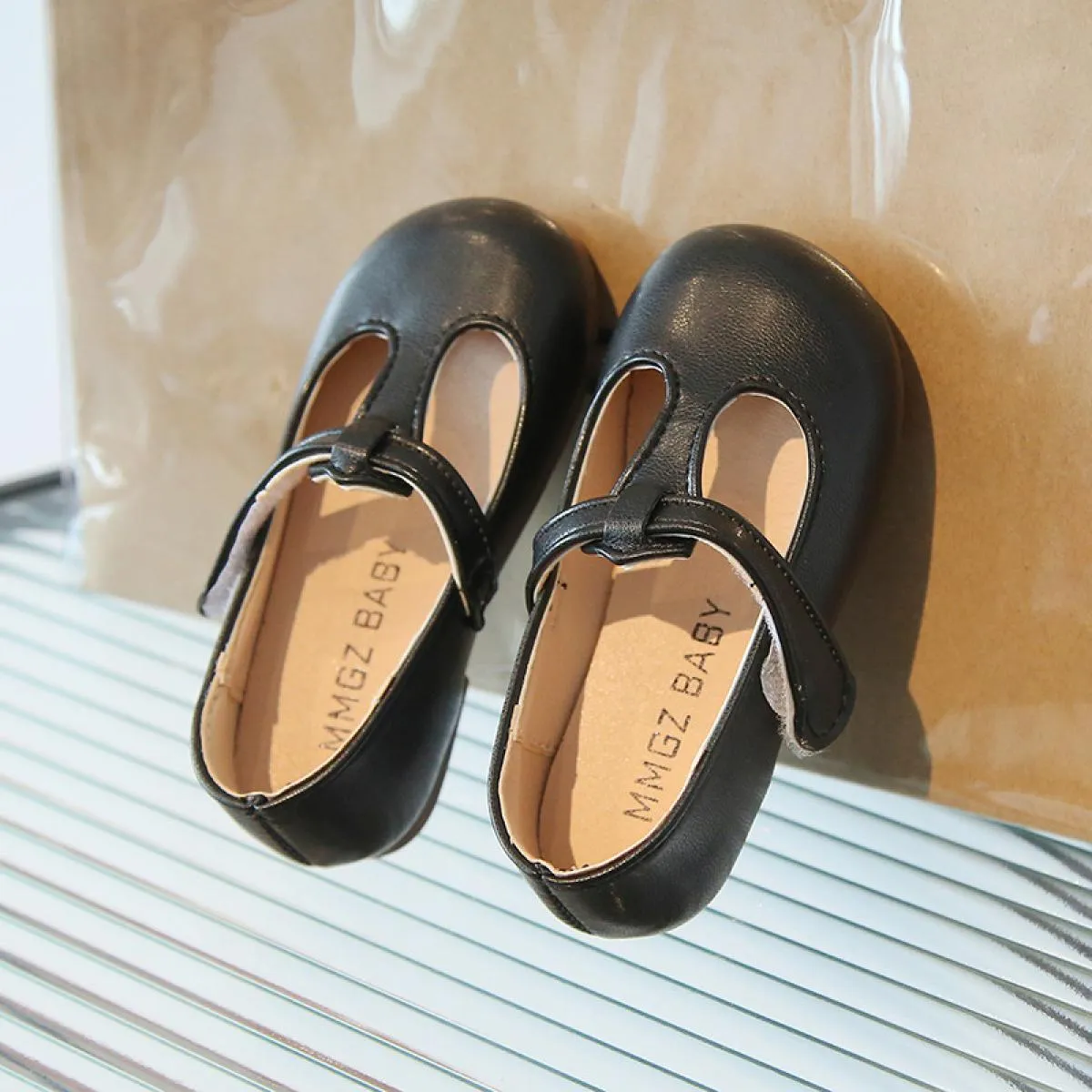 2024 Nuove scarpe da scuola per ragazze Nero Marrone Beige Scarpe da bambina in pelle T Strape Tacchi bassi per bambini Scarpe c
