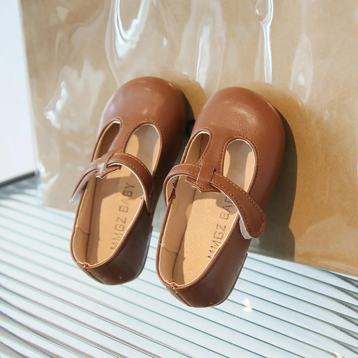 2024 Nuove scarpe da scuola per ragazze Nero Marrone Beige Scarpe da bambina in pelle T Strape Tacchi bassi per bambini Scarpe c