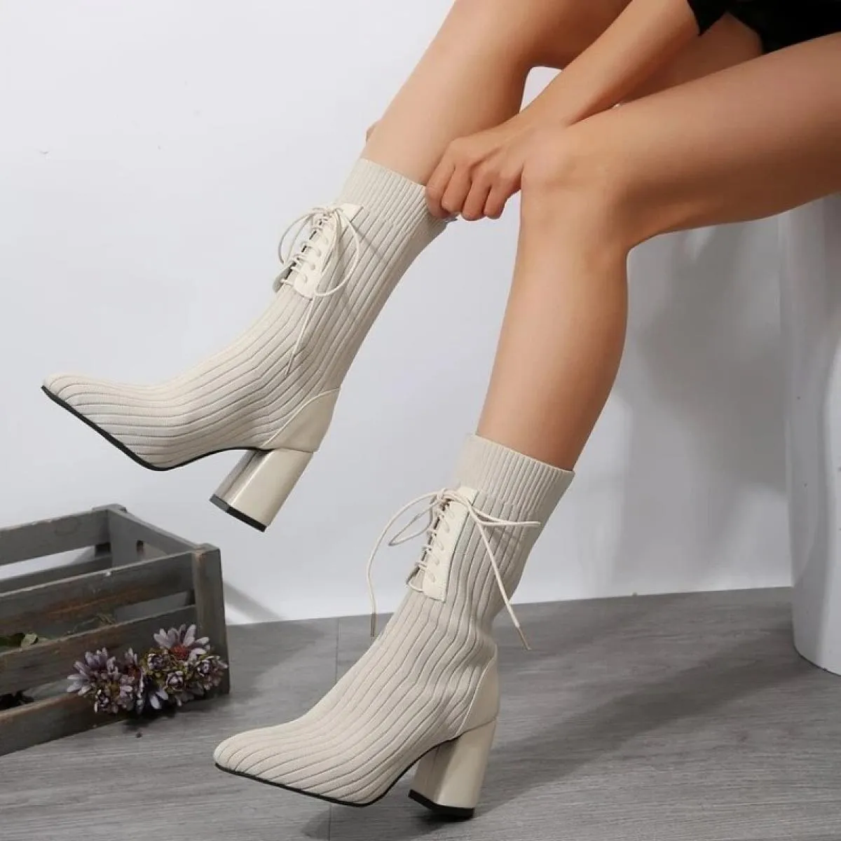 2024 Scarpe da donna di alta qualità Primavera Stivali a punta a metà polpaccio Stivali con tacco alto in tessuto solido allacci