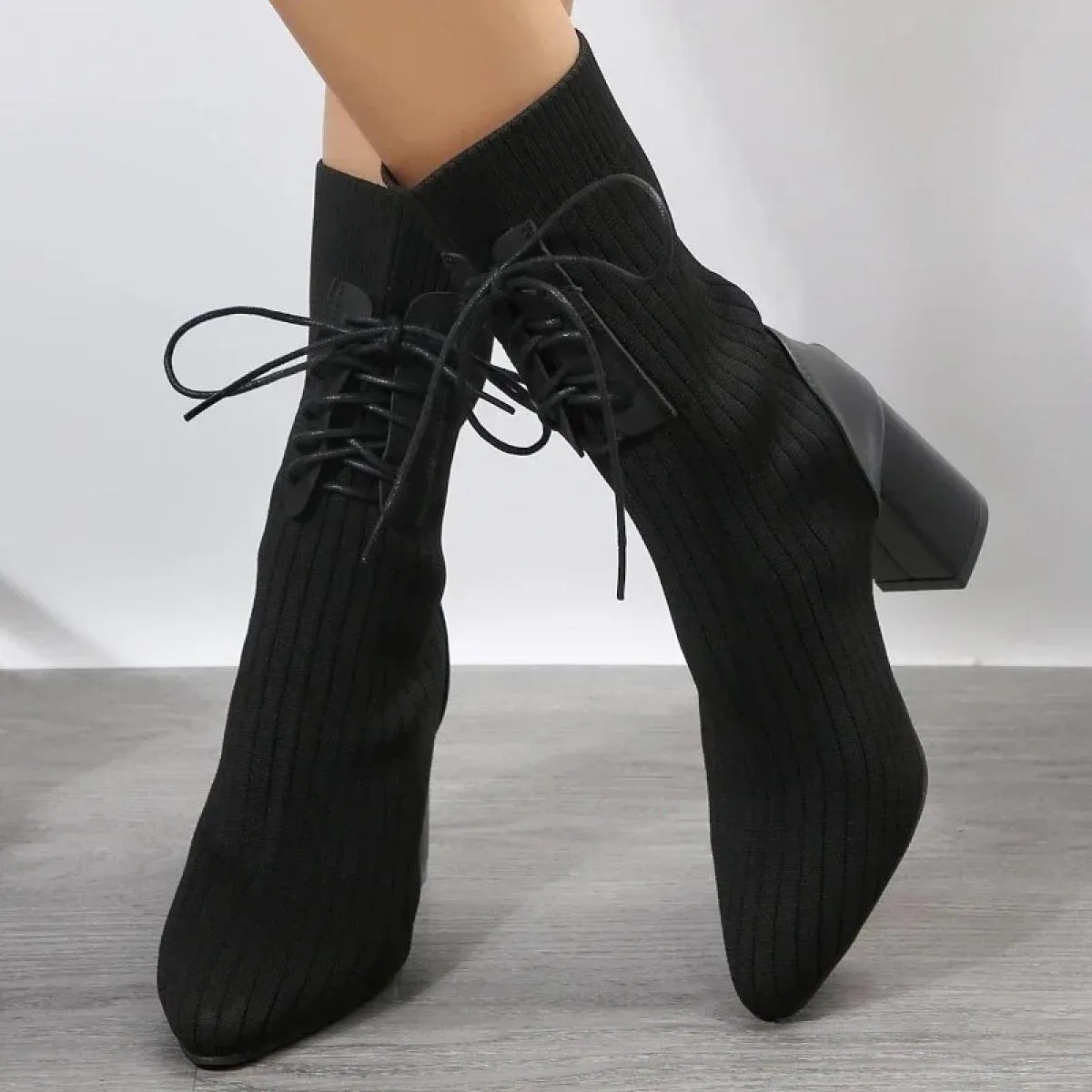2024 Scarpe da donna di alta qualità Primavera Stivali a punta a metà polpaccio Stivali con tacco alto in tessuto solido allacci