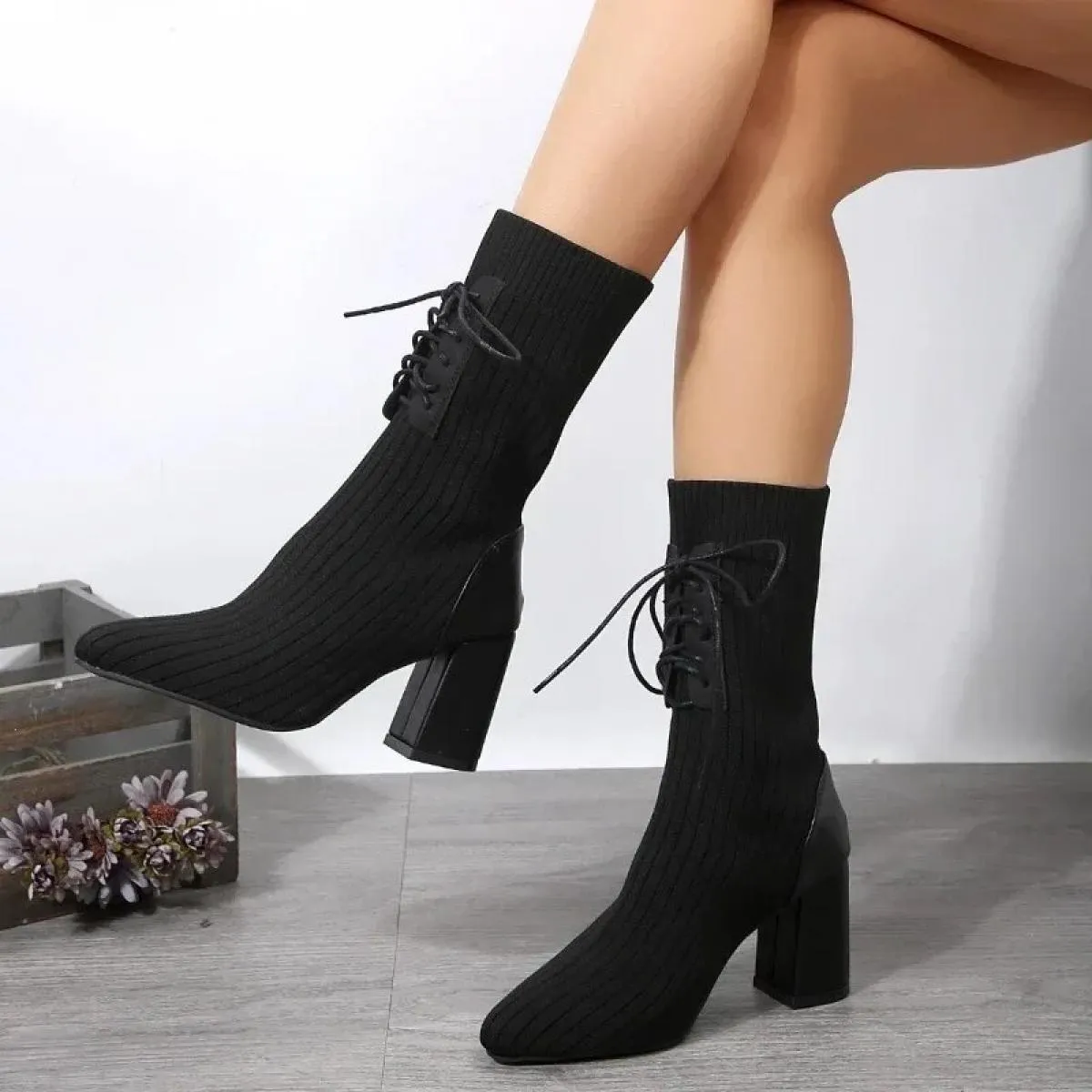 2024 Scarpe da donna di alta qualità Primavera Stivali a punta a metà polpaccio Stivali con tacco alto in tessuto solido allacci