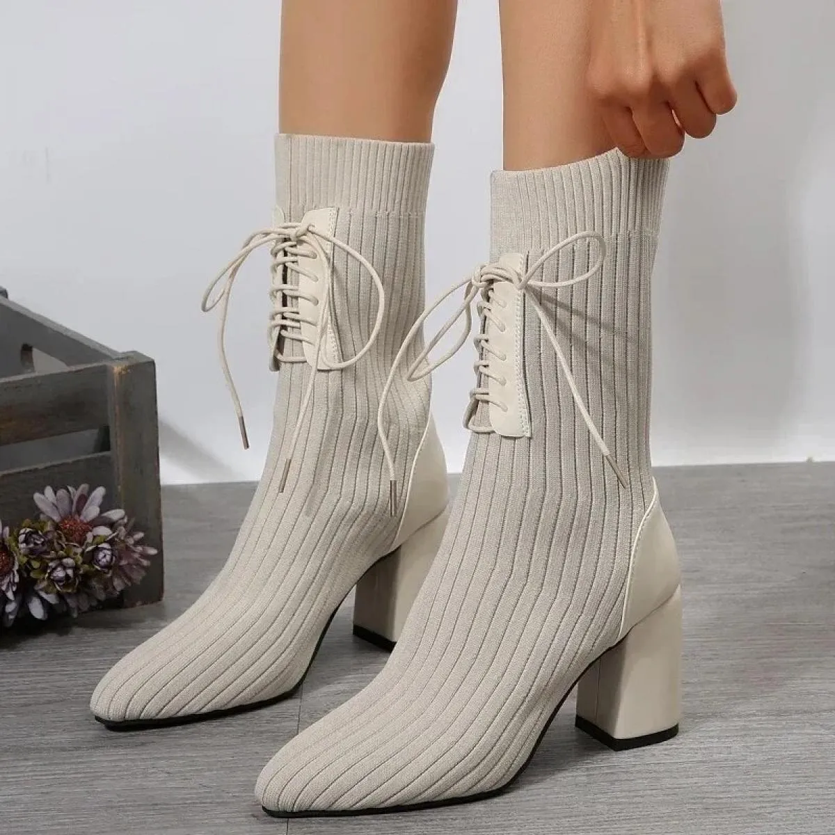 2024 Scarpe da donna di alta qualità Primavera Stivali a punta a metà polpaccio Stivali con tacco alto in tessuto solido allacci