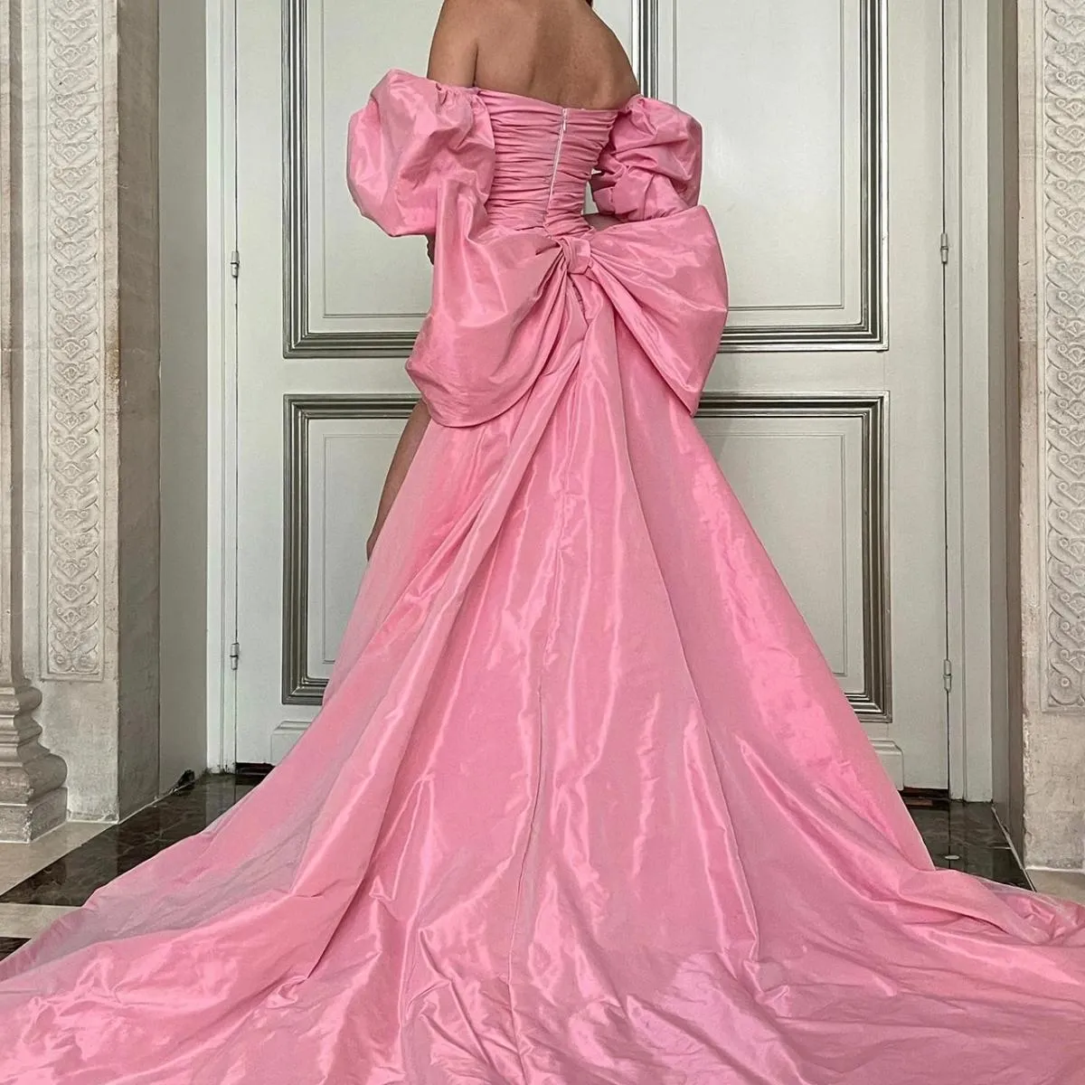 Abiti da ballo alti e bassi in taffettà plissettato rosa chic con strascico staccabile Dettagli con fiocco grande senza spalline