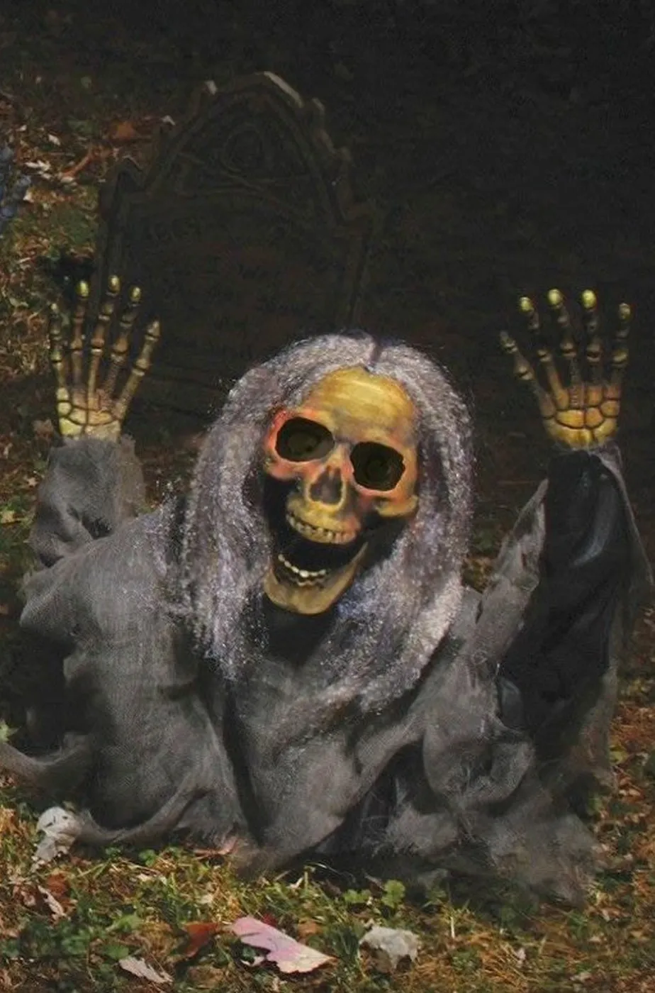 Addobbo Halloween da giardino:scheletro che esce dal terreno verde