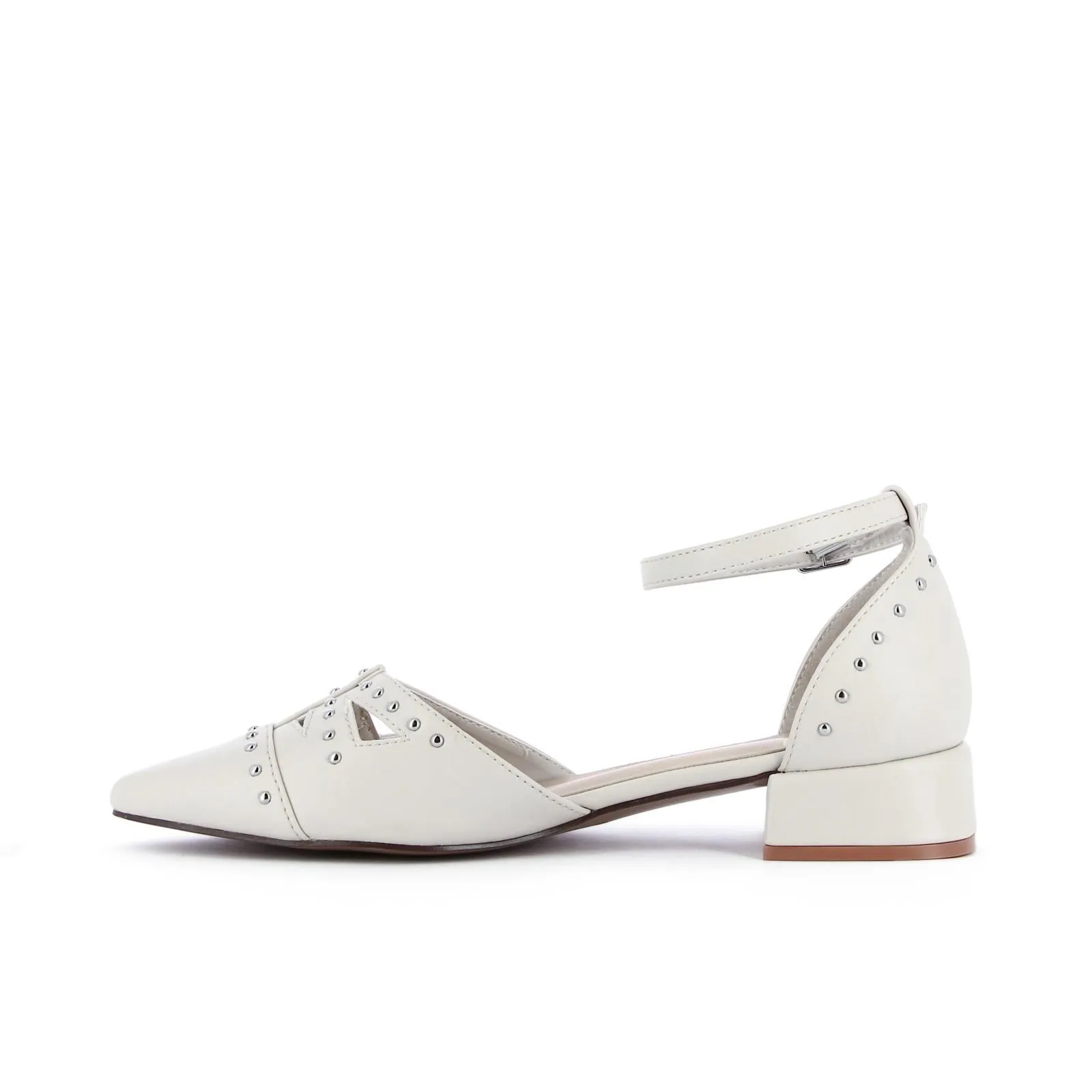 Ballerine beige a punta con dettaglio traforato borchie e tacco basso