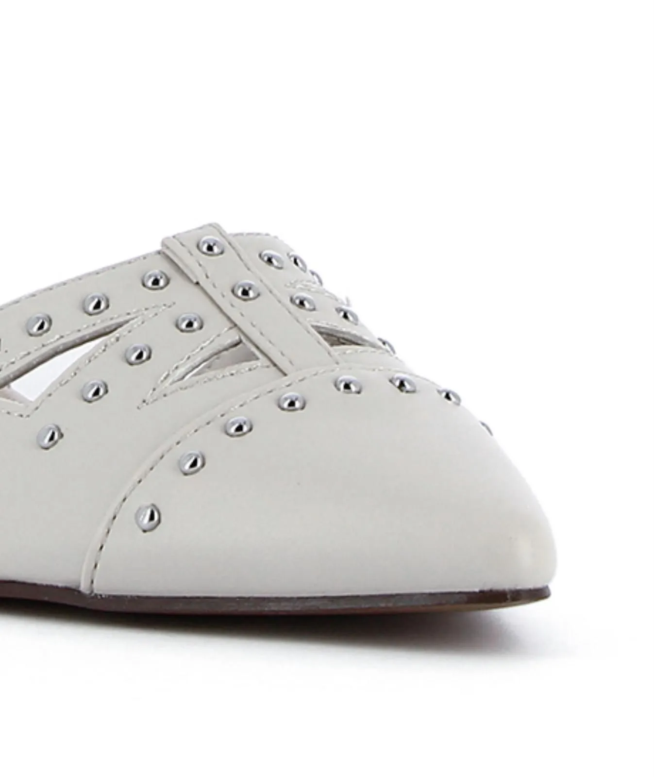 Ballerine beige a punta con dettaglio traforato borchie e tacco basso