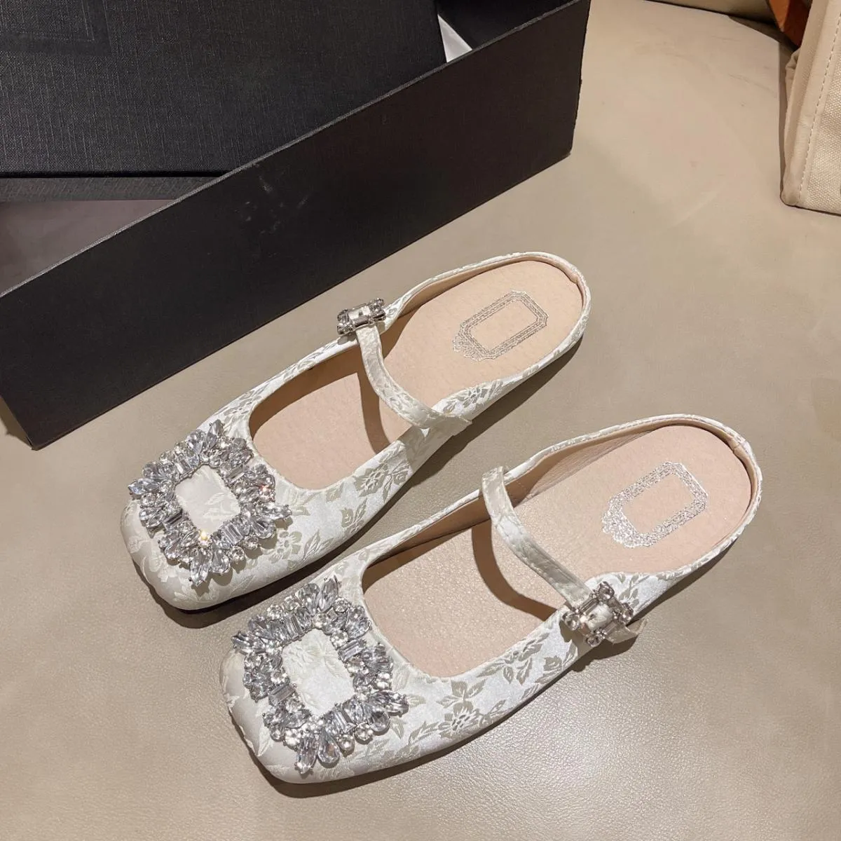 Ballerine di lusso con fibbia quadrata in cristallo Donna Elegante floreale jacquard in raso di seta Mary Janes da donna Design