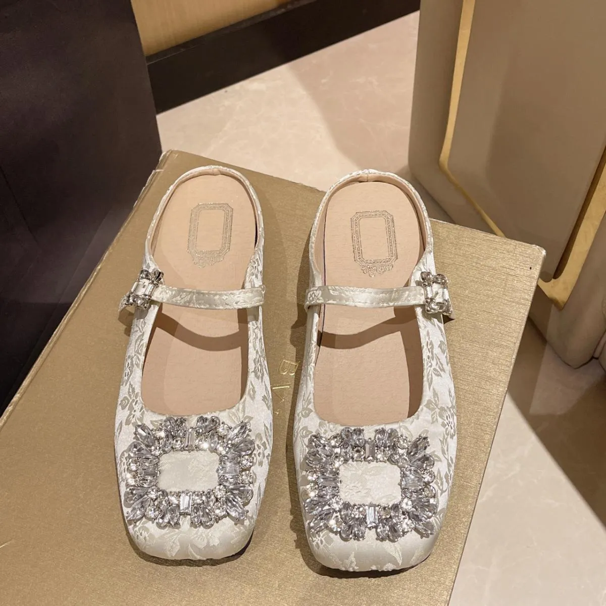Ballerine di lusso con fibbia quadrata in cristallo Donna Elegante floreale jacquard in raso di seta Mary Janes da donna Design