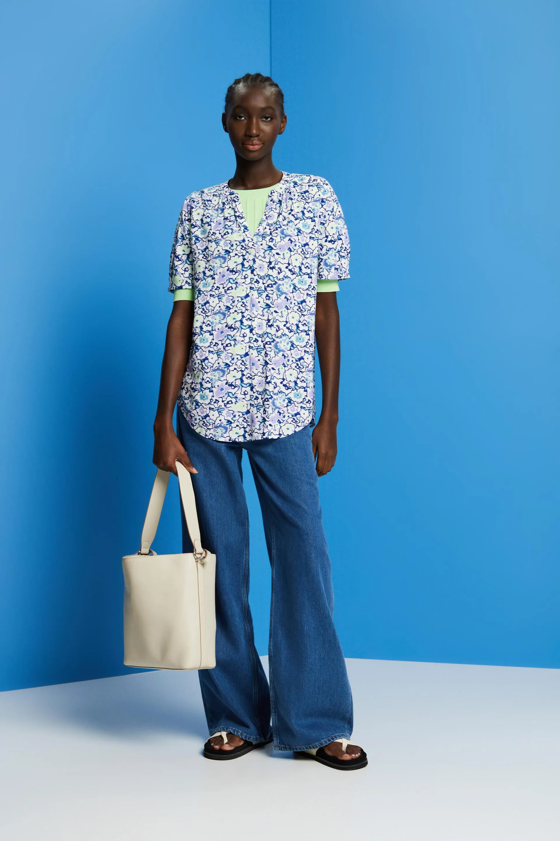 Camicetta floreale con scollo con spacco
