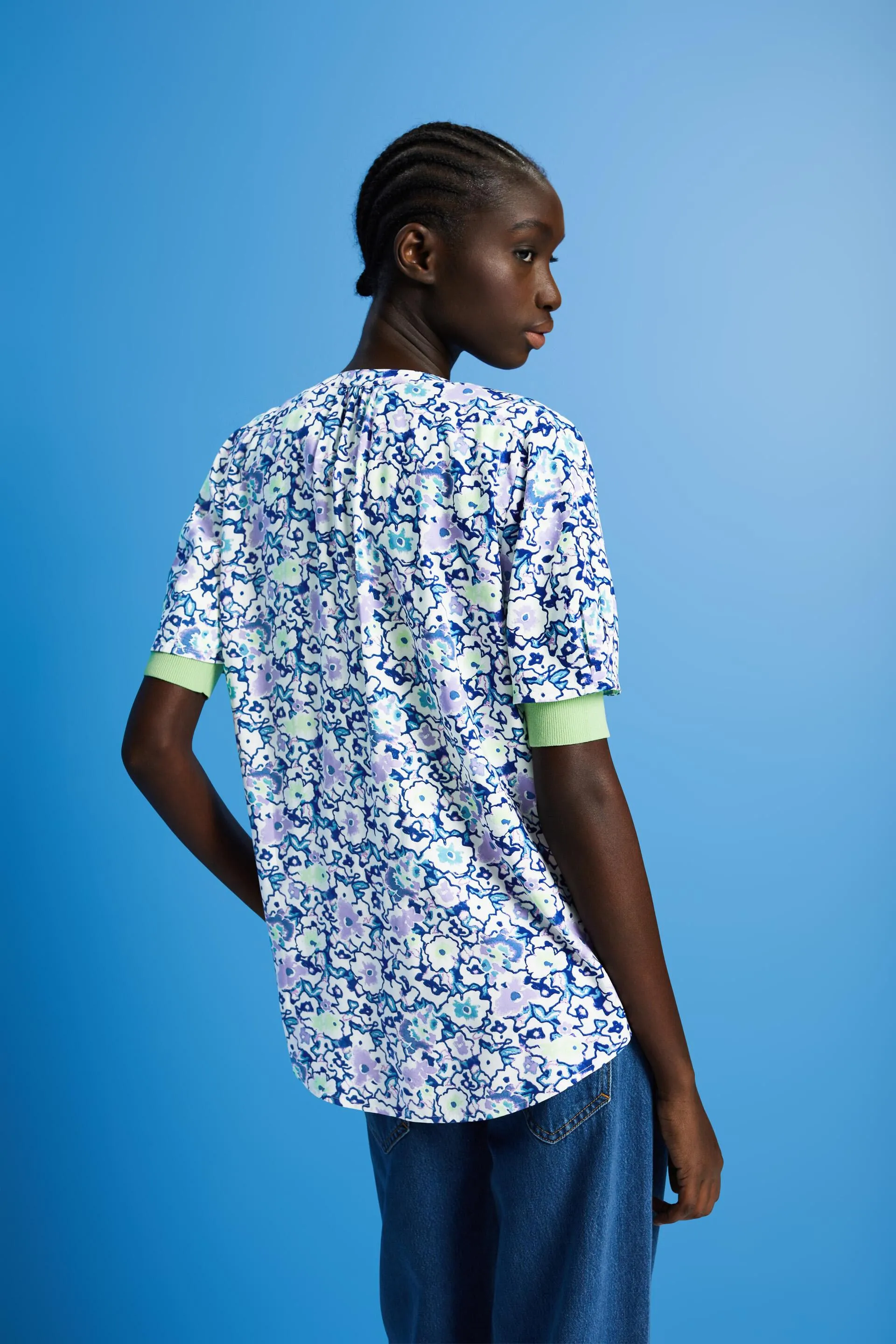 Camicetta floreale con scollo con spacco