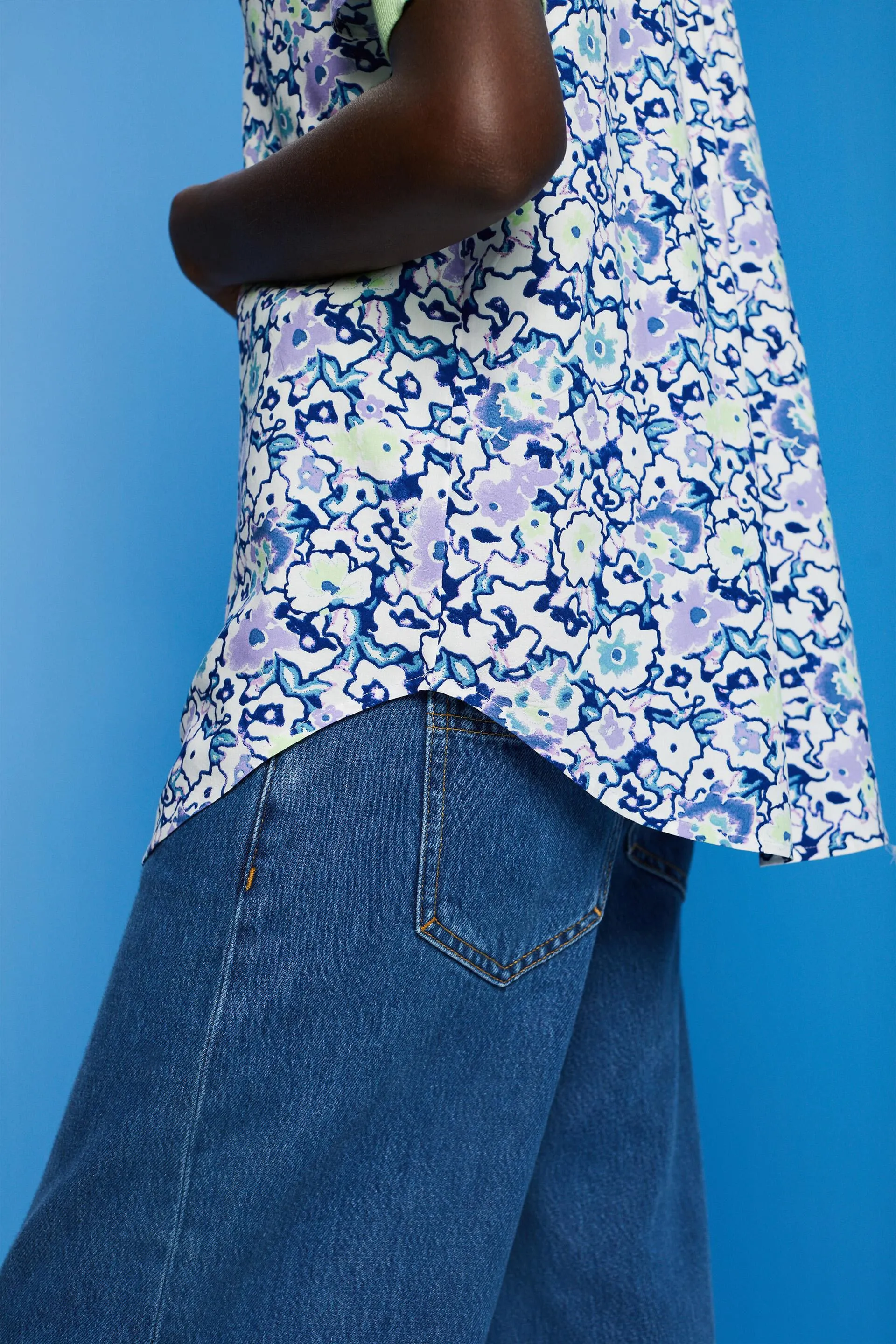 Camicetta floreale con scollo con spacco