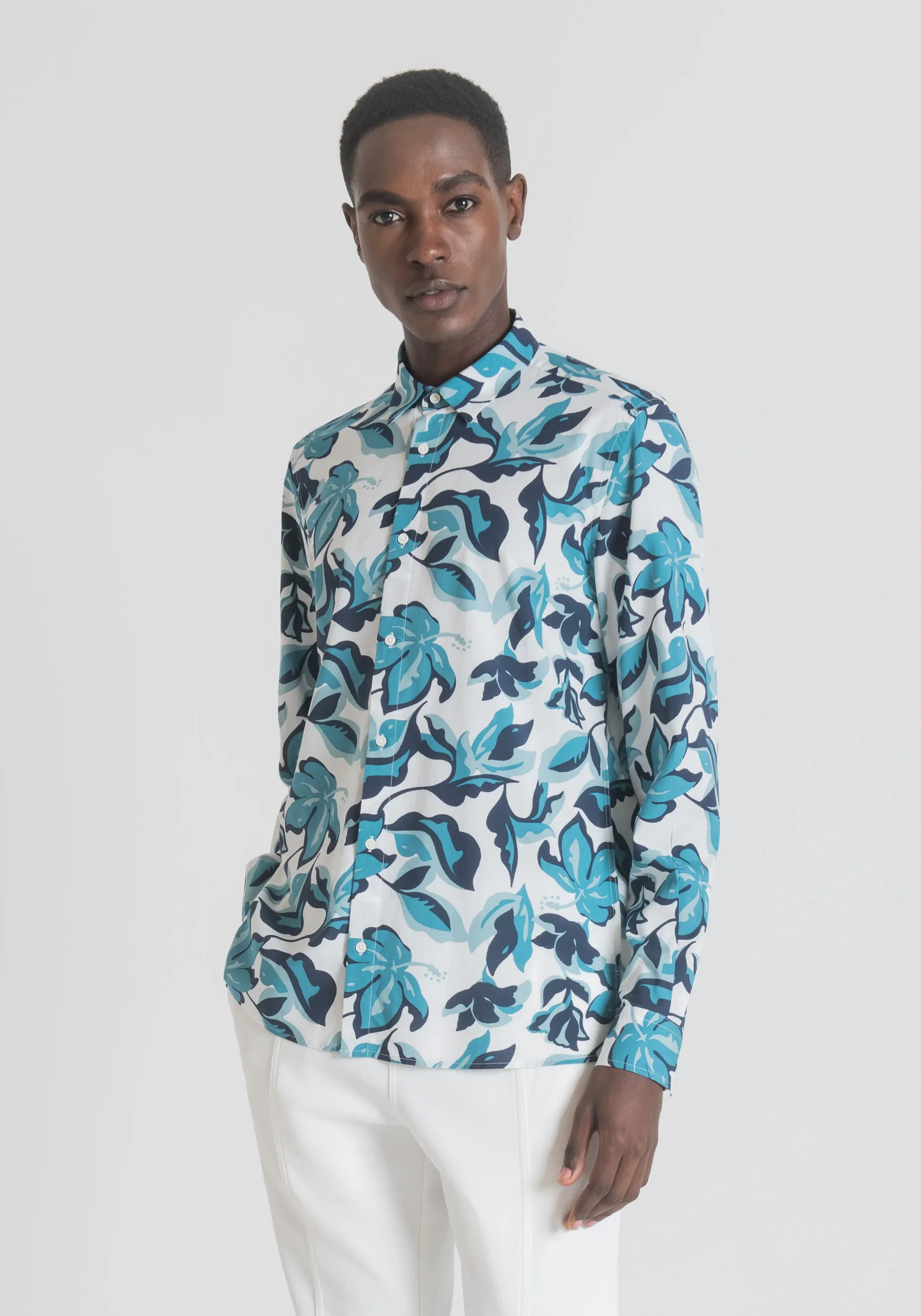 CAMICIA STRAIGHT FIT IN MISTO VISCOSA CON MACROSTAMPA FLOREALE ALL OVER