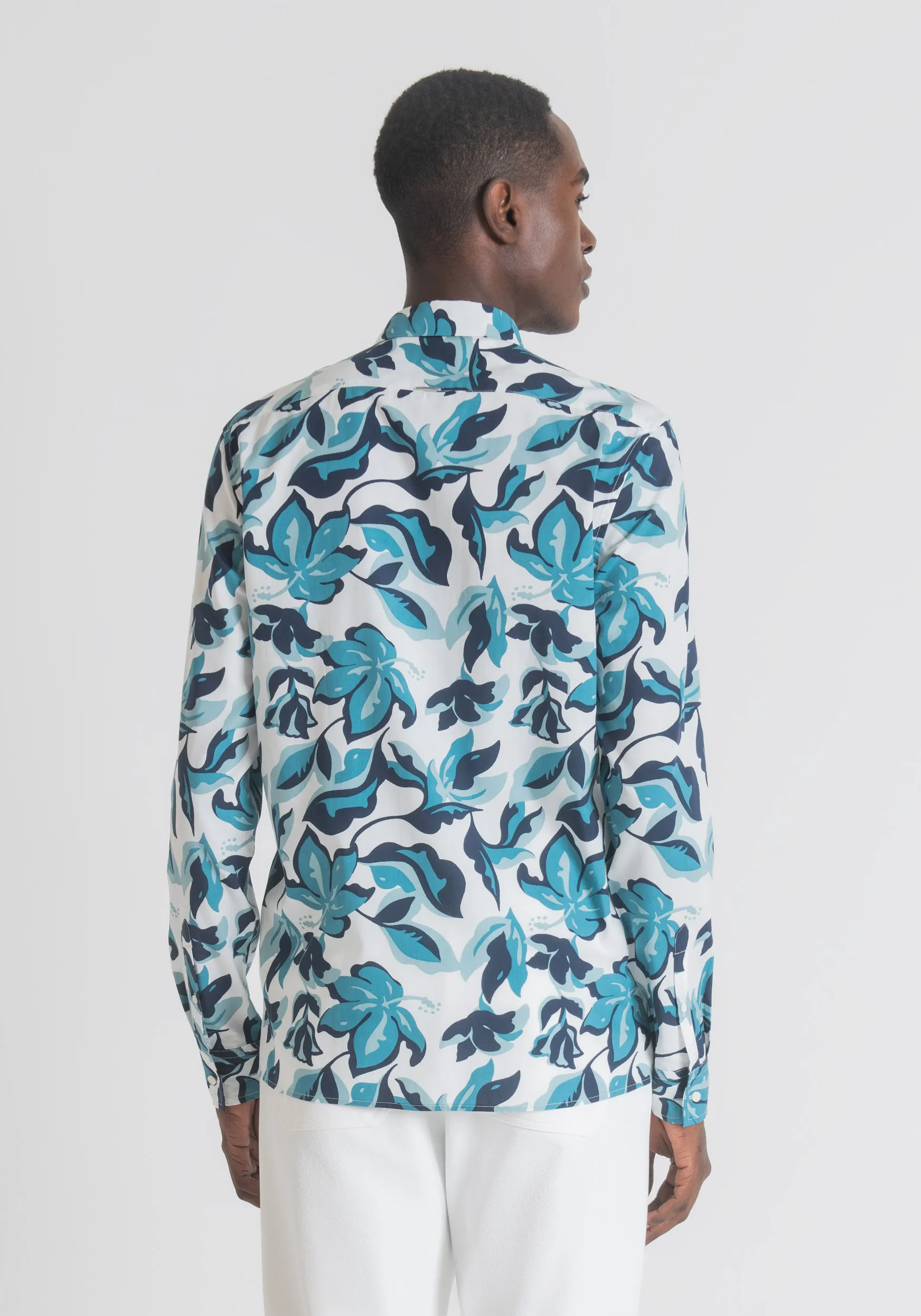 CAMICIA STRAIGHT FIT IN MISTO VISCOSA CON MACROSTAMPA FLOREALE ALL OVER