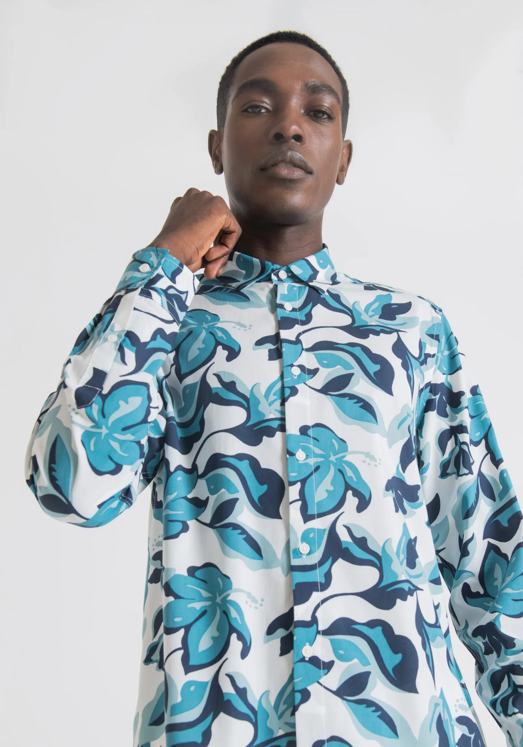 CAMICIA STRAIGHT FIT IN MISTO VISCOSA CON MACROSTAMPA FLOREALE ALL OVER