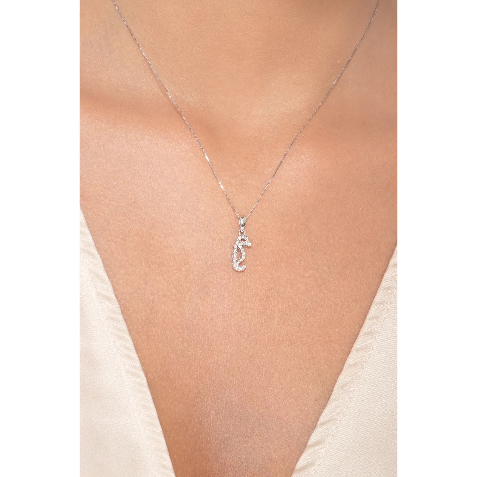 Collana con ciondolo cavalluccio marino in oro bianco 18k e diamanti, 1.45x0.65 cm