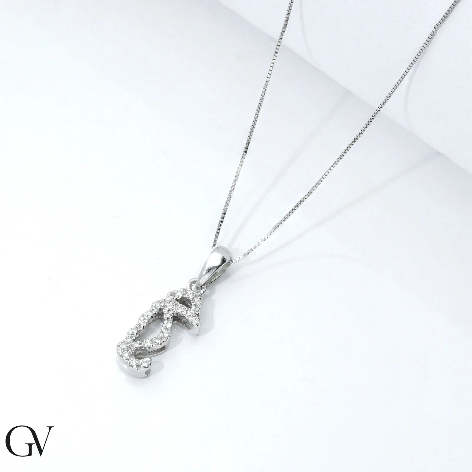 Collana con ciondolo cavalluccio marino in oro bianco 18k e diamanti, 1.45x0.65 cm