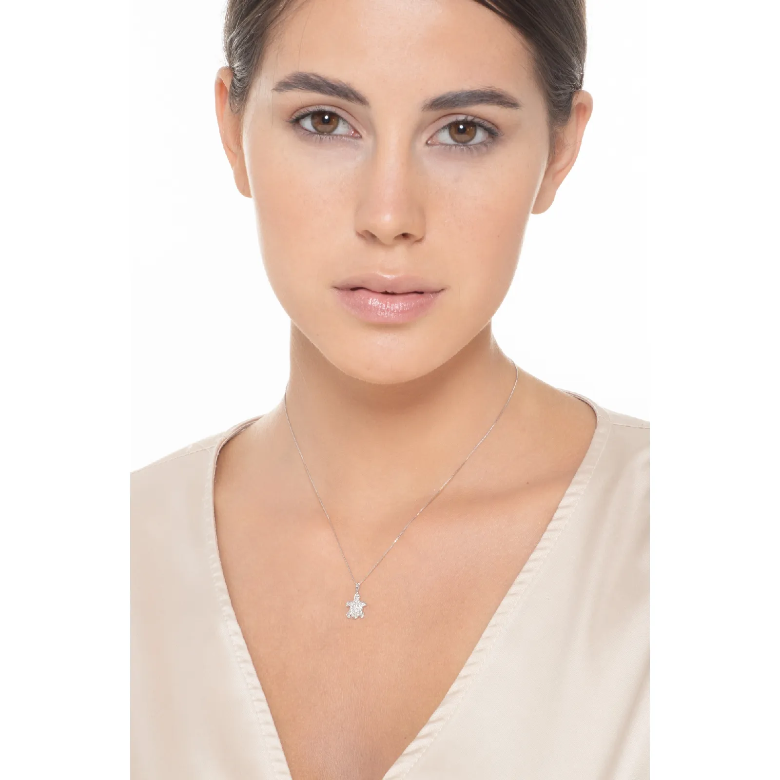 Collana con ciondolo tartaruga in oro bianco 18k e diamanti, 1.25x9.5 cm