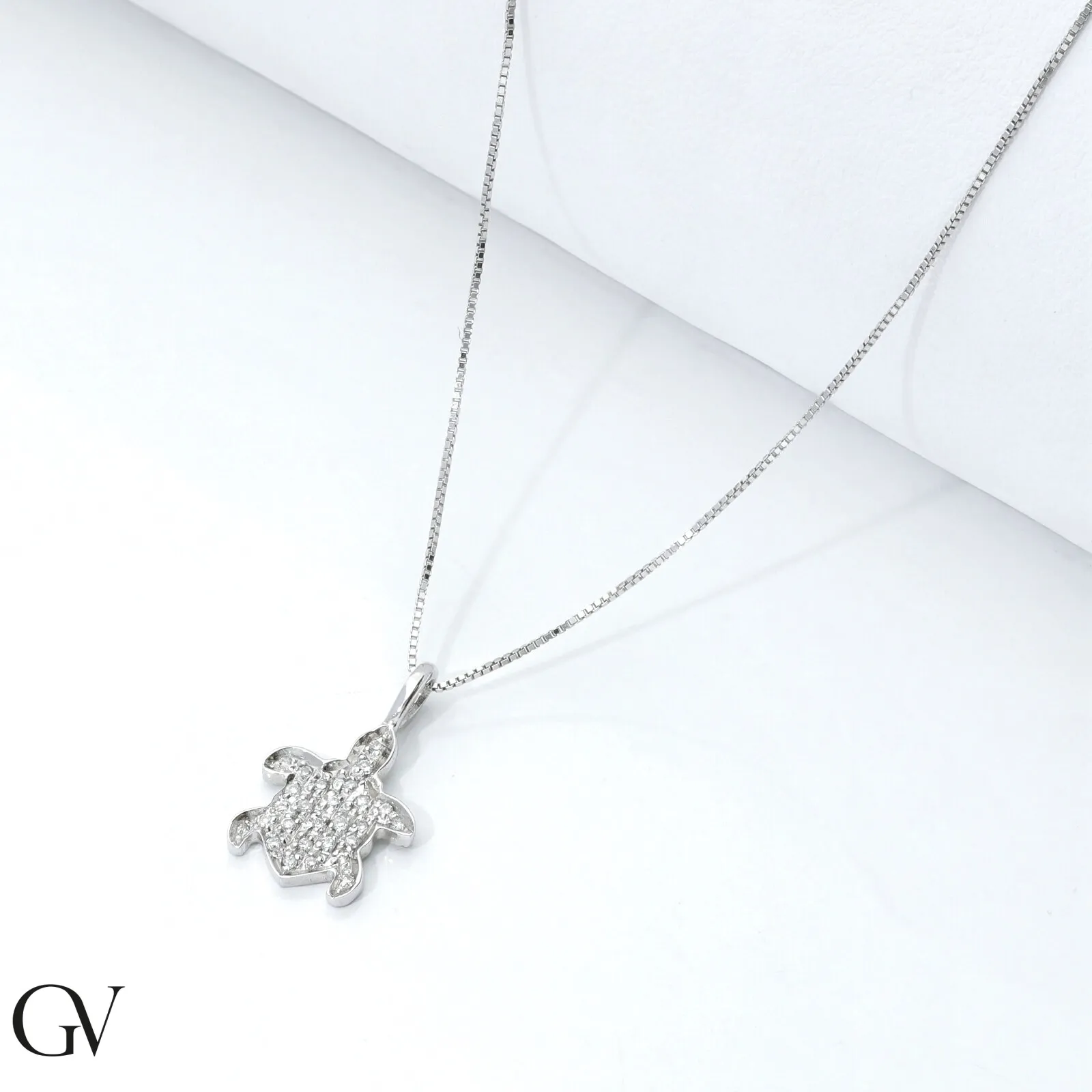 Collana con ciondolo tartaruga in oro bianco 18k e diamanti, 1.25x9.5 cm