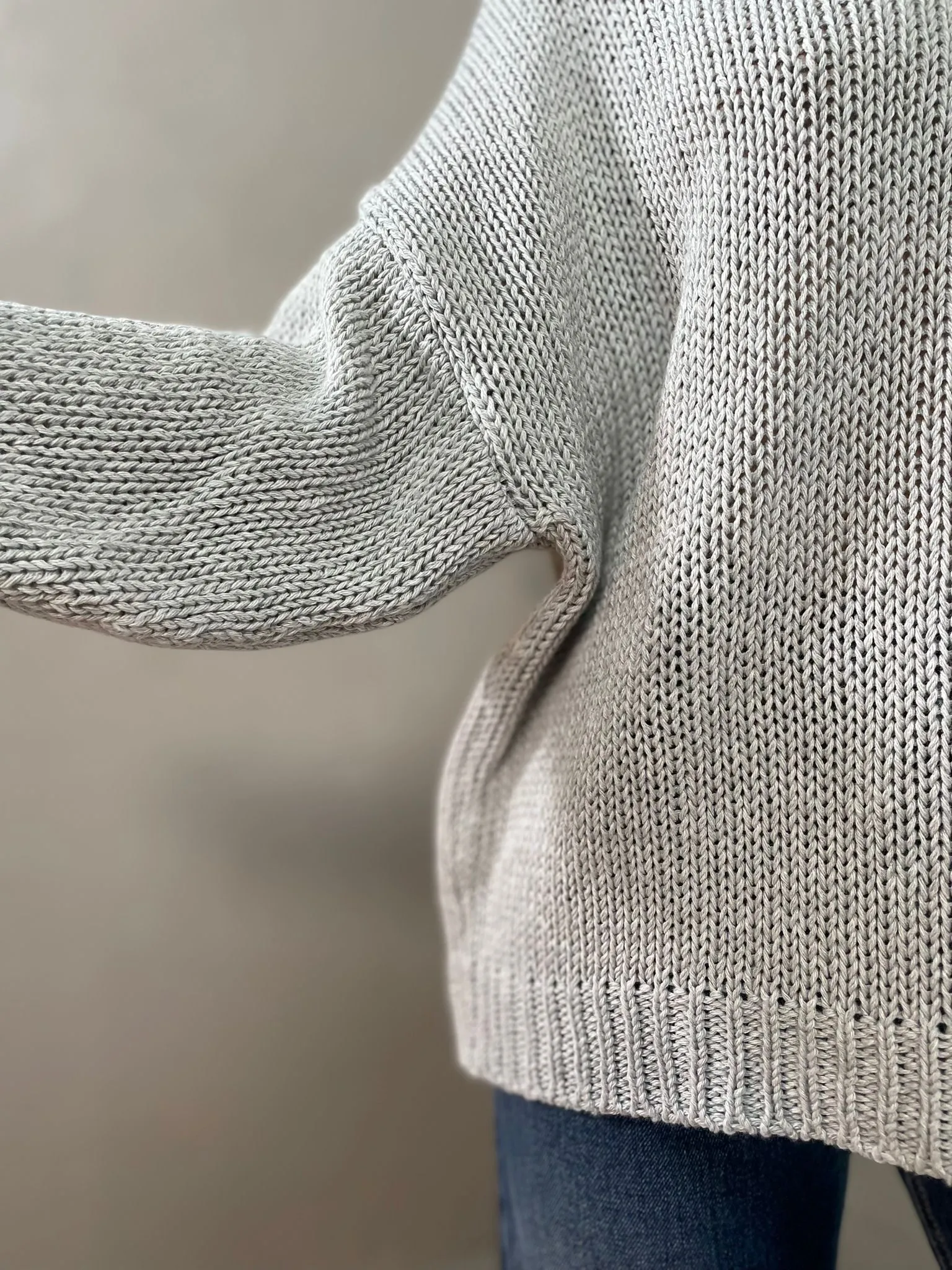 Maglia Scollo a V Grigia