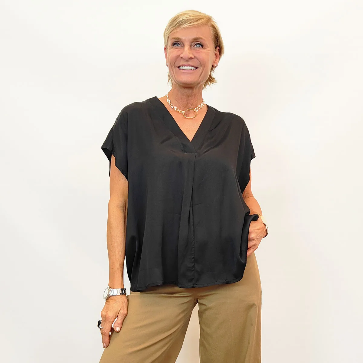 Moki B – Camicia Scollo V Over Nero