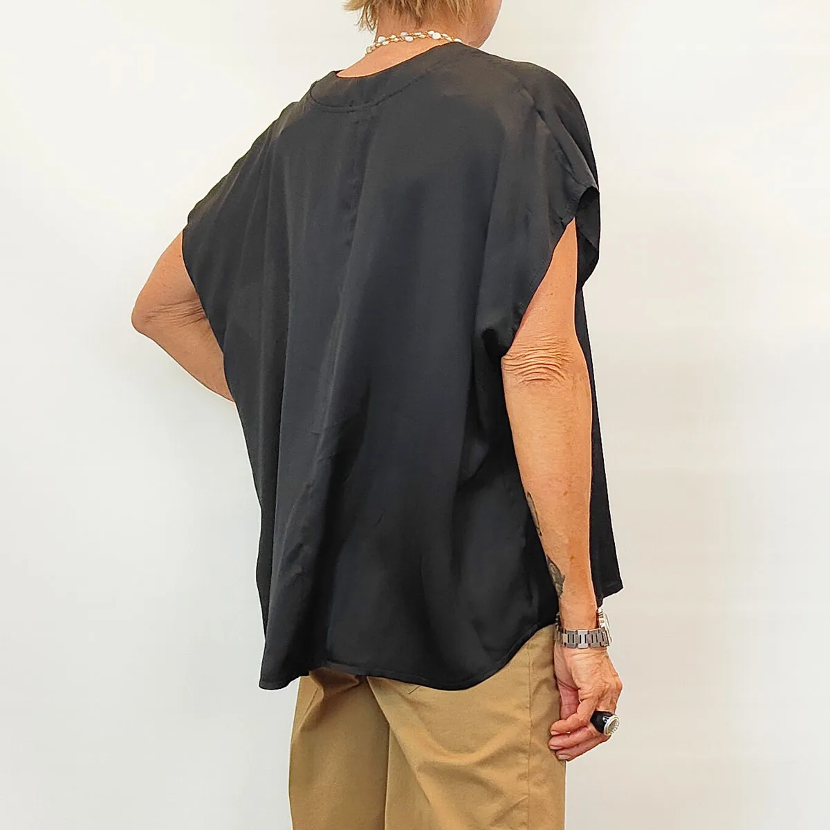 Moki B – Camicia Scollo V Over Nero