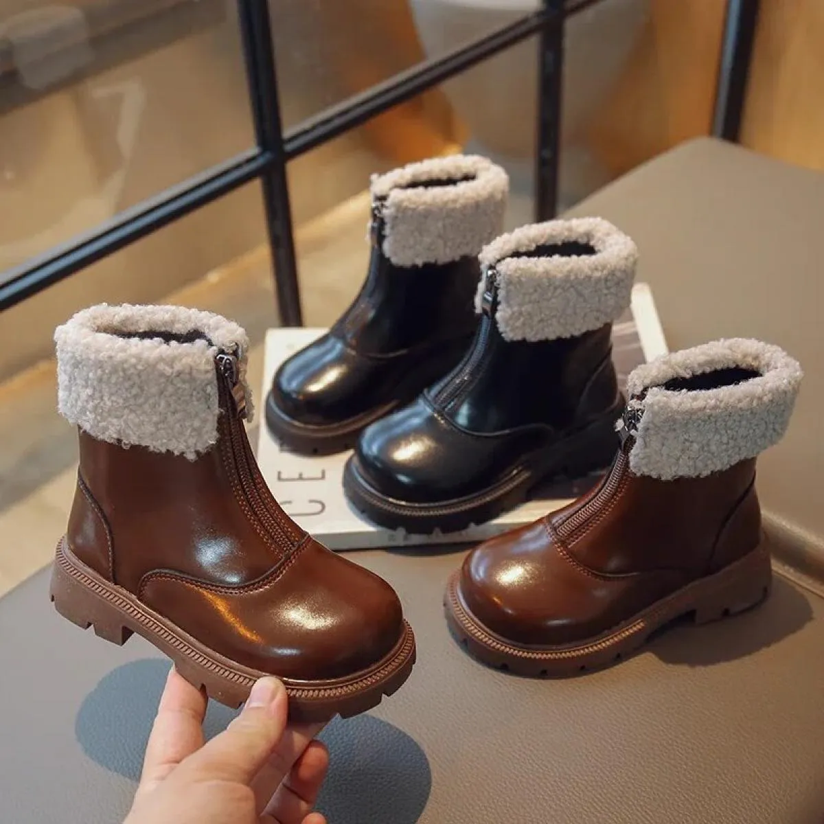 Nuovi stivali invernali per bambini Piattaforma tinta unita Cerniera frontale Stivali a metà polpaccio per bambini Moda Peluche