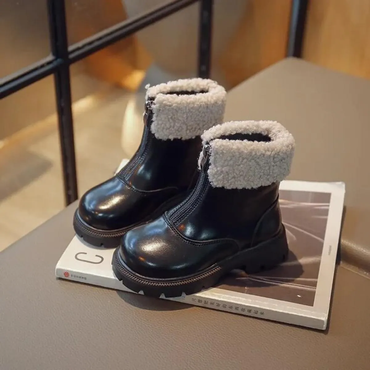 Nuovi stivali invernali per bambini Piattaforma tinta unita Cerniera frontale Stivali a metà polpaccio per bambini Moda Peluche