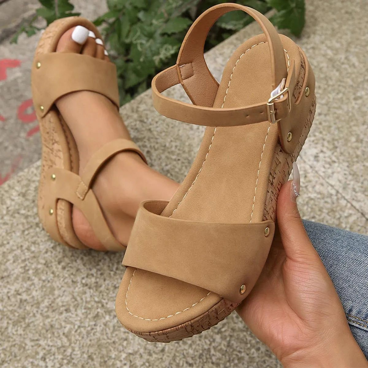 Sandali da donna con zeppa Scarpe casual con plateau Estate 2023 Nuove pantofole con tacco medio Designer Scarpe da spiaggia Inf