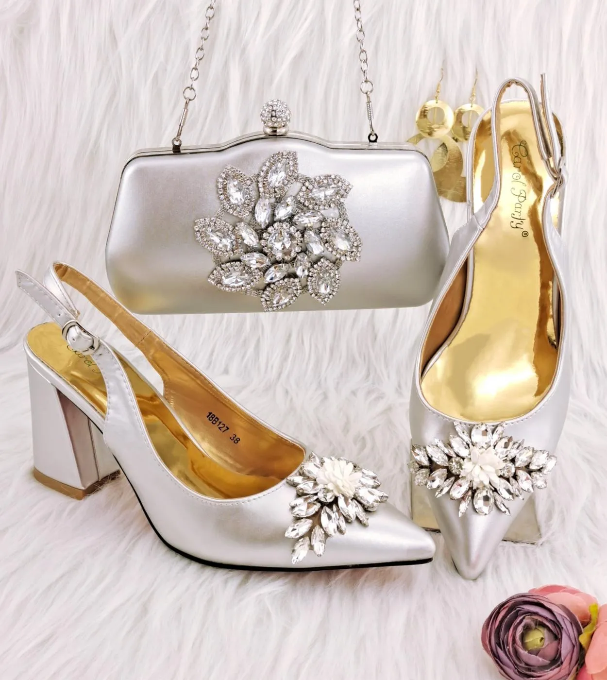 Scarpe con tacco alto in argento con punta a punta di design italiano con decorazione con fibbia in cristallo Set di scarpe e bo