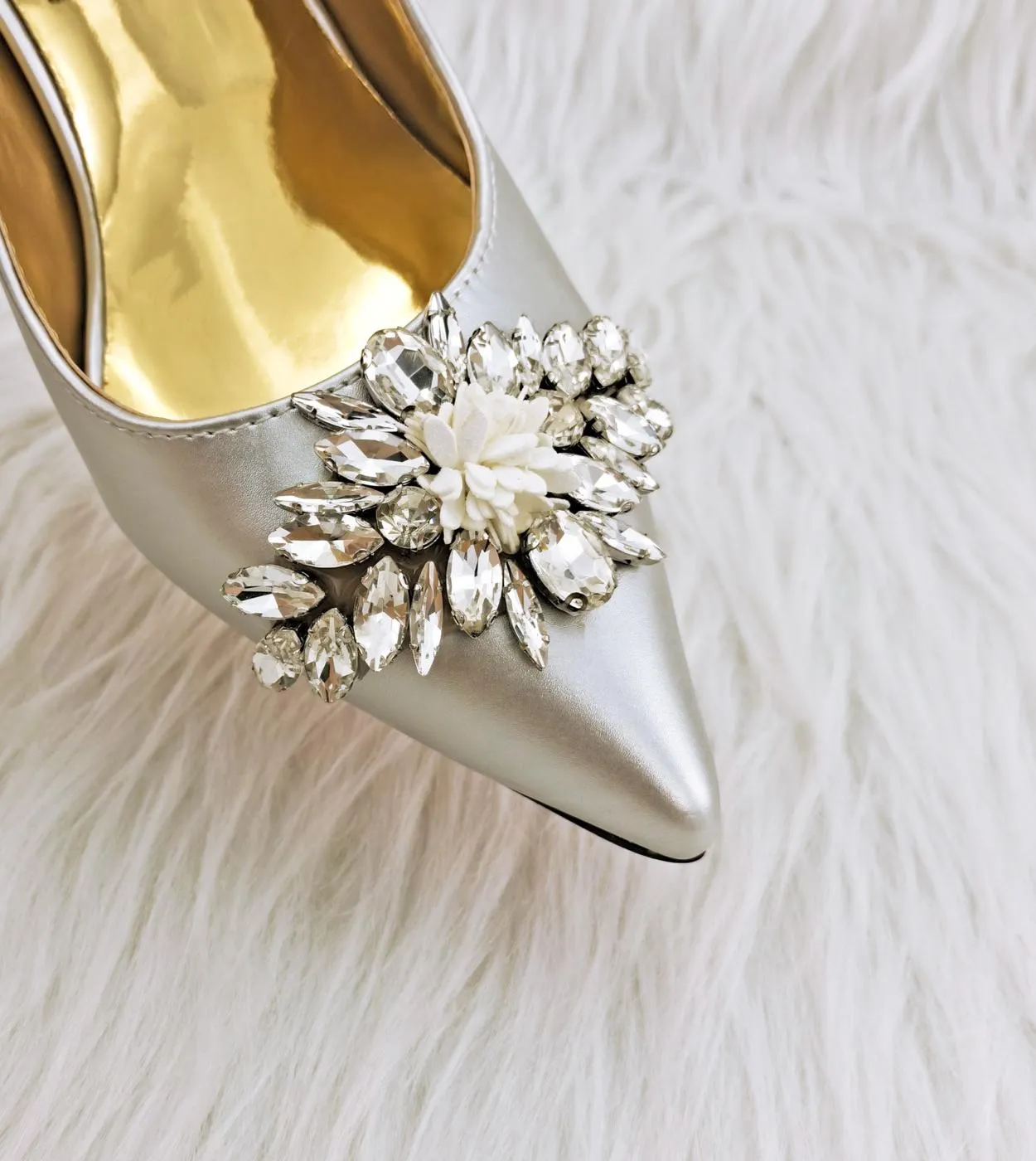 Scarpe con tacco alto in argento con punta a punta di design italiano con decorazione con fibbia in cristallo Set di scarpe e bo