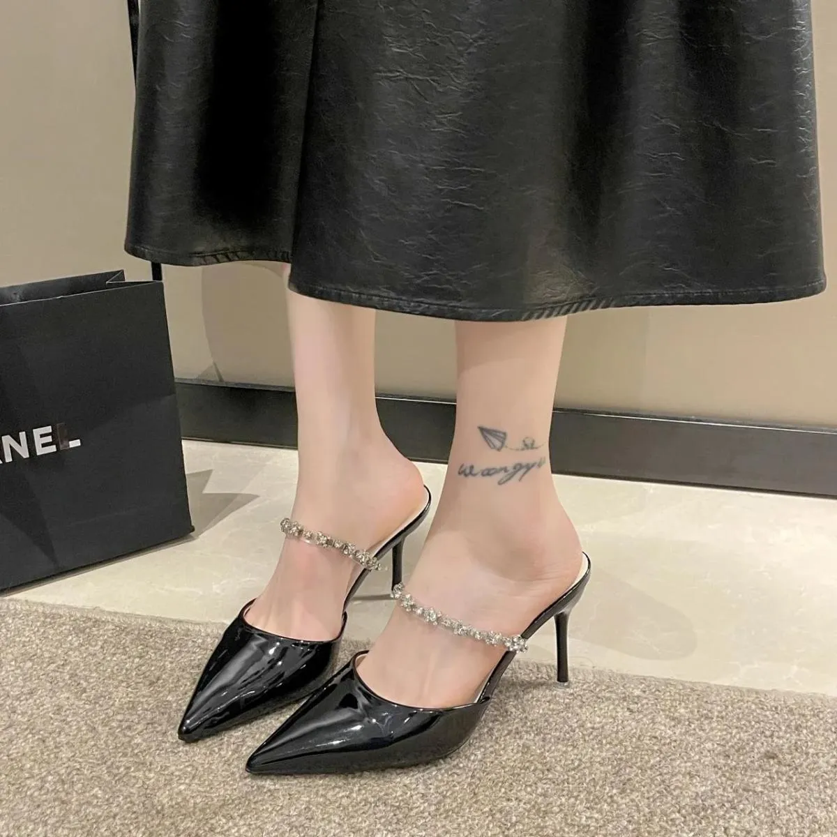 Scarpe da donna di design Scarpe estive con strass di lusso Scarpe da donna con punta a punta Pantofole con tacco alto da donna