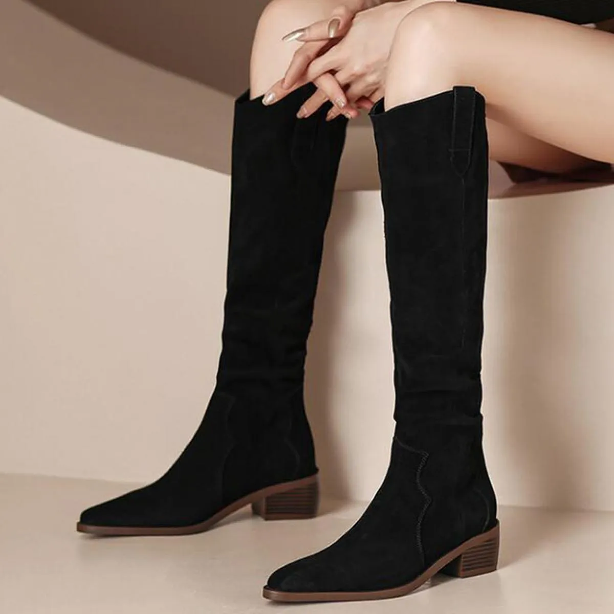 Scarpe invernali da donna 2022 Stivali lunghi a punta da donna di lusso Scarpe con tacco medio in pelle scamosciata Stivali da d