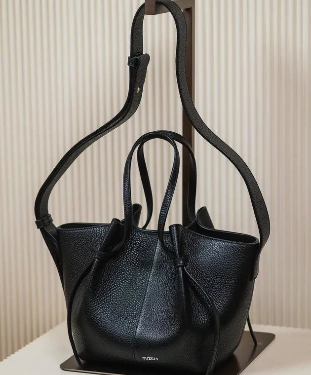 YUZEFI Borsa tote SQUARE MOCHI in pelle nera SQUAREMOCHI